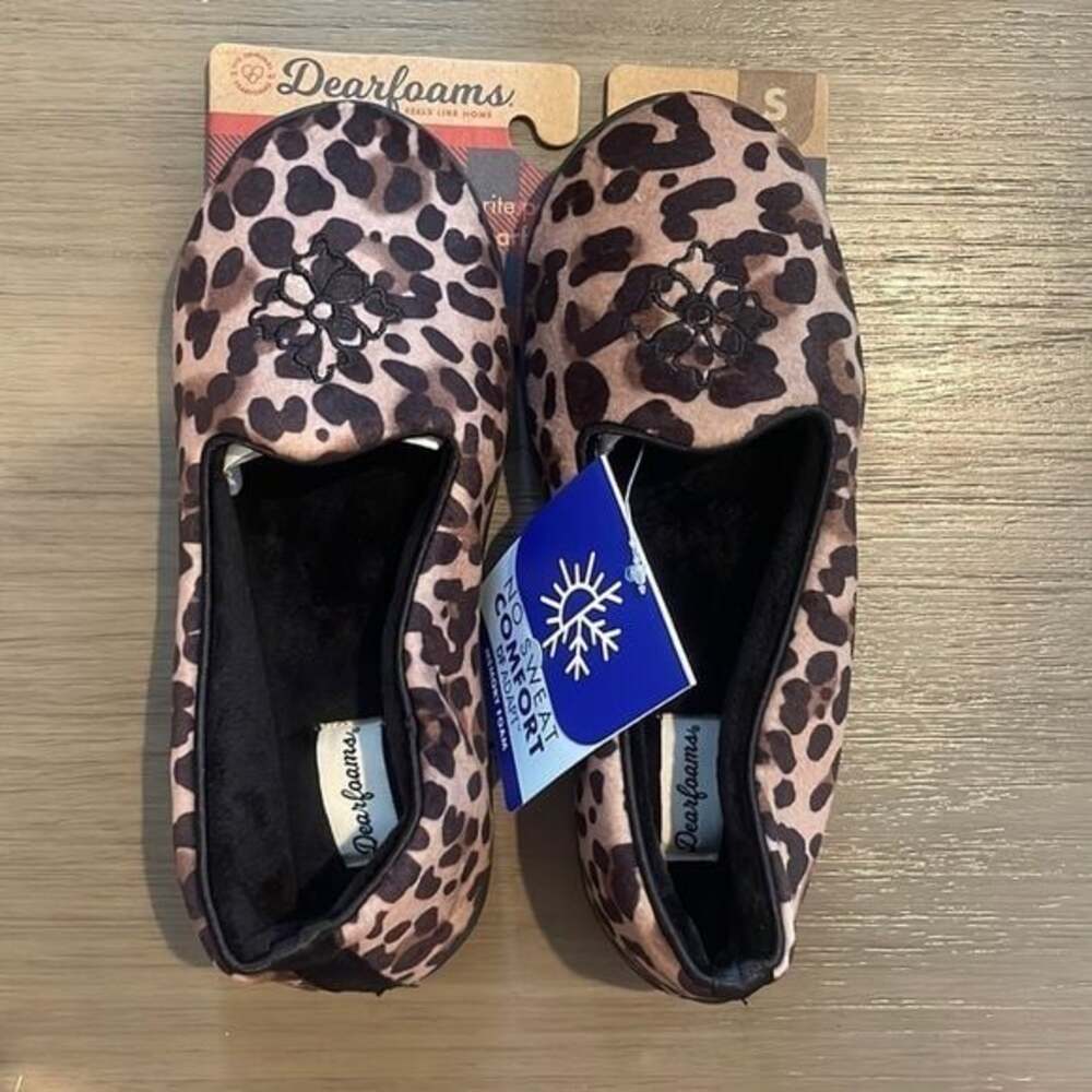 NWT WOMENS DEARFOAMS well memory foam, no sweat comfort house flats size small
